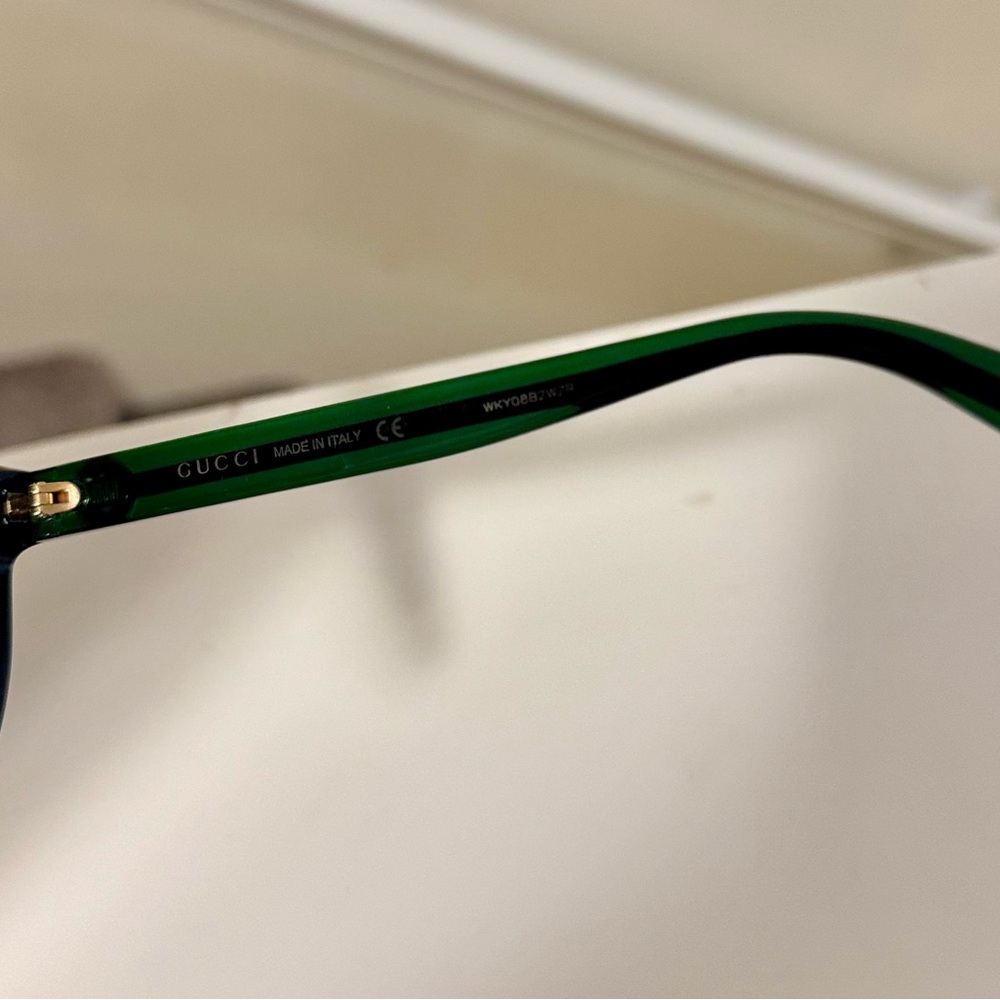 Authentic Gucci Woman’s Black Sunglasses with Classic Green and Red Accents - Picture 6 of 9